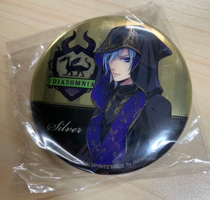 ツイステ 一番くじ I賞 缶バッジ 式典服 シルバー 1番くじ - メルカリ