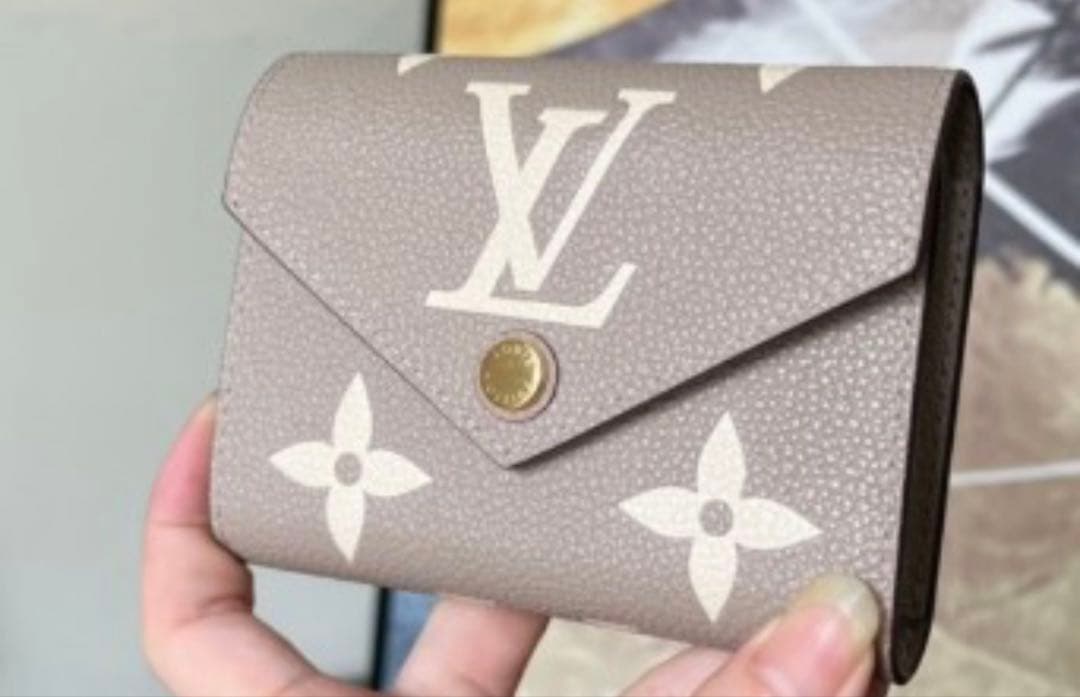 ルイヴィトン エンボス加工 三つ折り財布 ポルトフォイユ