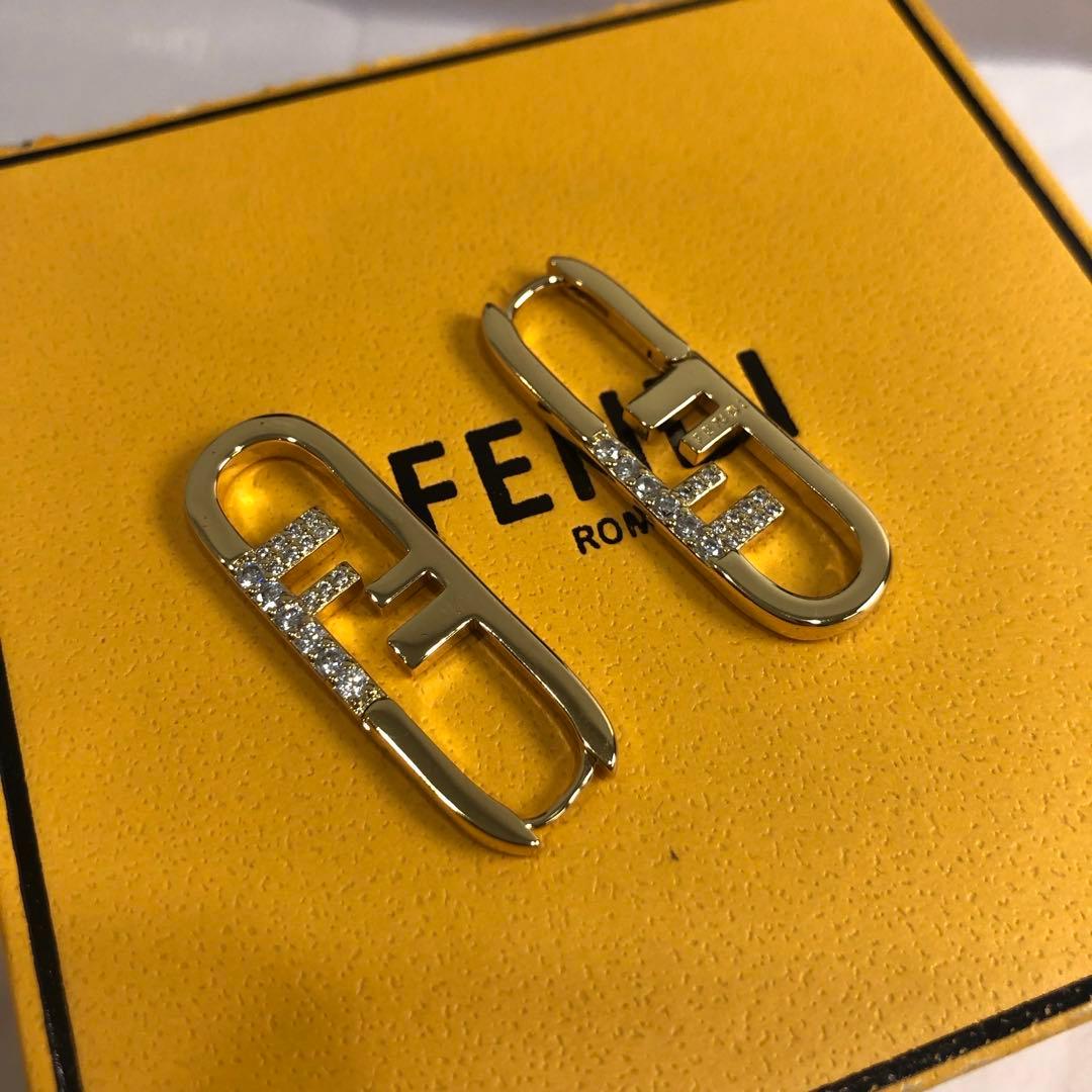 FENDI ロゴ ピアス ゴールドカラー クリスタルデザイン - メルカリ