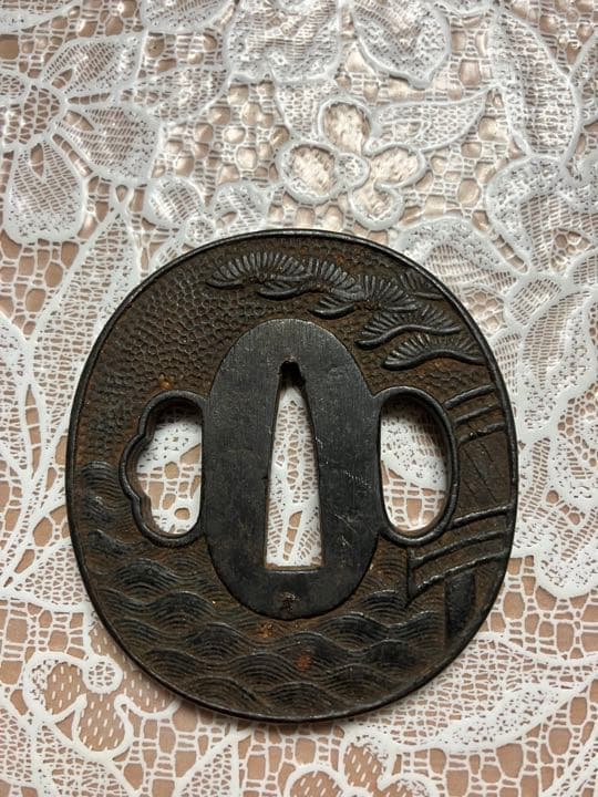 刀剣 部品 鍔（刀のツバ） 鉄製 刀装具 鉄地 丸型松に騎馬武者 時代物