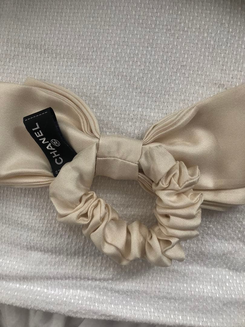 CHANEL アイボリー リボンヘアゴム スズ，グランマ様こ専用。 - メルカリ