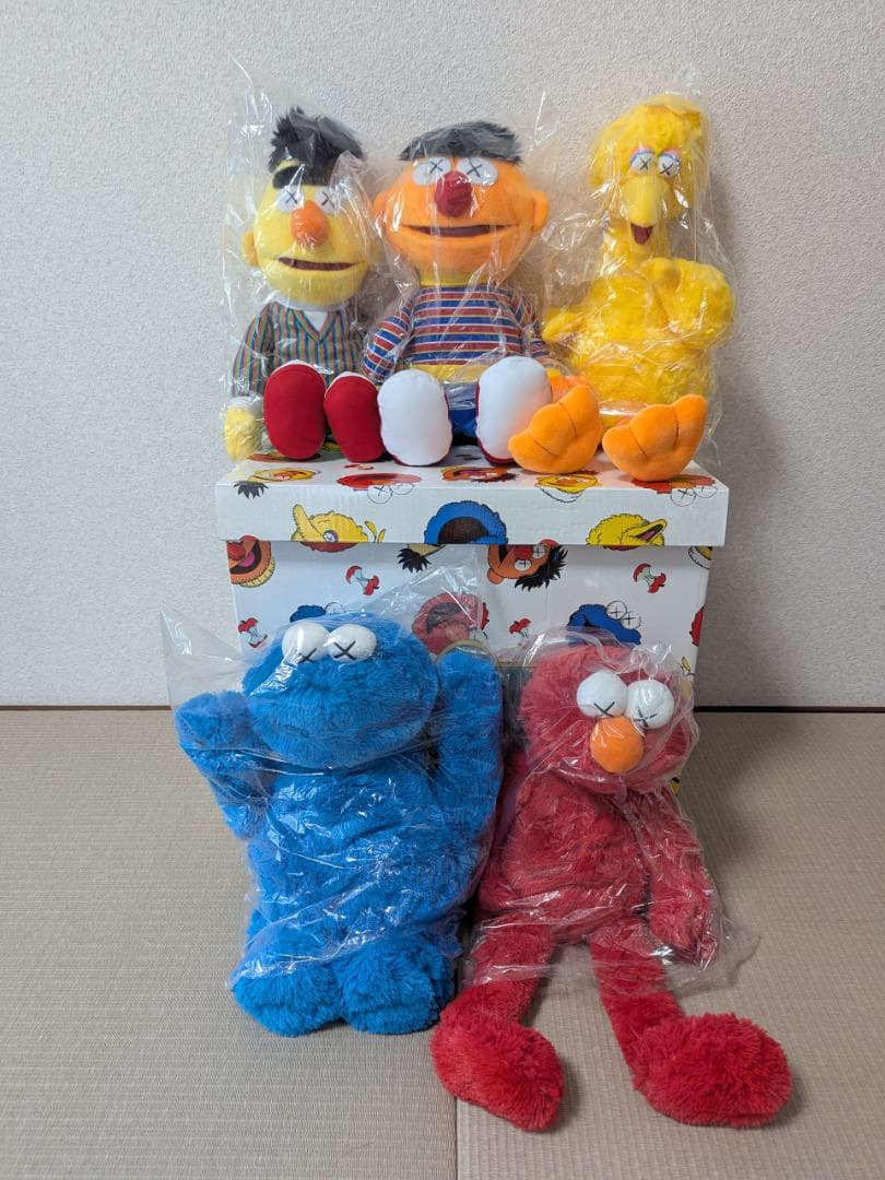UNIQLO　UT「KAWS x SESAME STREET」ぬいぐるみ KAWS - Sesame Street Uniqlo Plush Set of 5, 2018 – TOY TOKYO