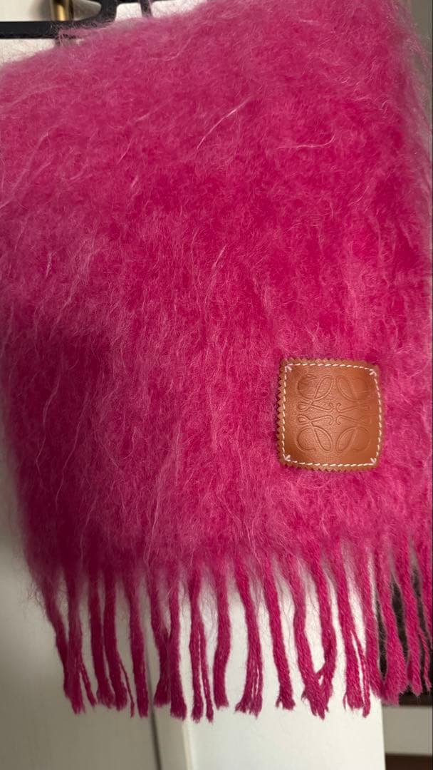 ロエベ　ピンククリームグラデーションマフラー ロエベ ピンククリームグラデーションマフラー - メルカリ