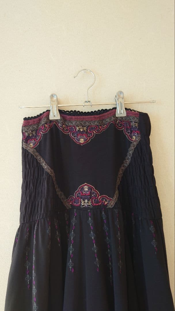 OZZ ONESTE オッズオネスト 刺繍 ひざ丈スカート 黒×紫 - メルカリ