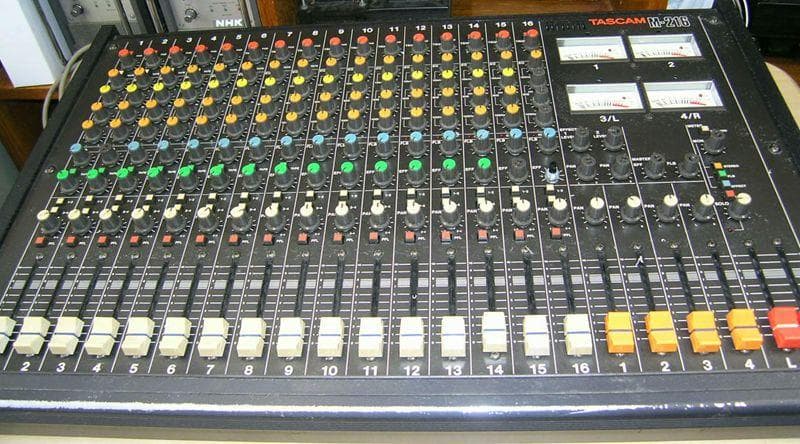 TASCAM M216 16チャンネルアナログミキサー