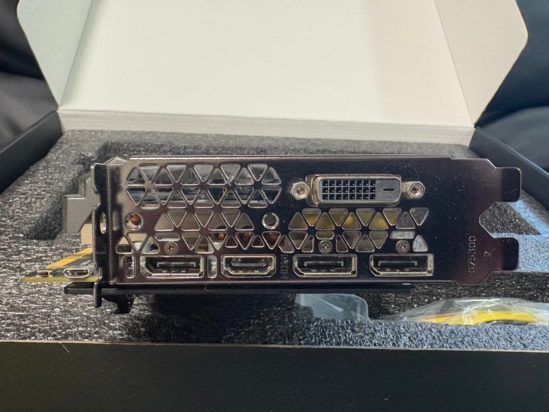 ZOTAC GEFORCE GTX 1080 Ti 本体