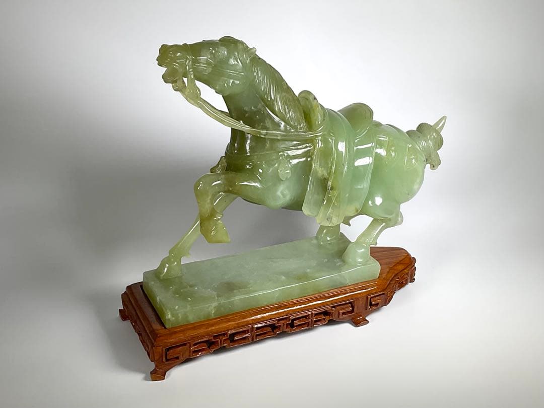 中国美術　砡製　玉石　翡翠　馬　彫刻　台座付　置物　幅約28cm 中国美術 砡製 玉石 翡翠 馬 彫刻 台座付 置物 幅約28cm 中国美術