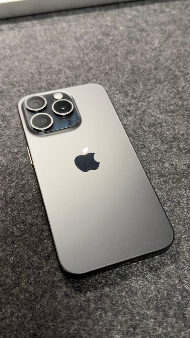 Apple iPhone 15 Pro 256GB ブラックチタニウム 本体