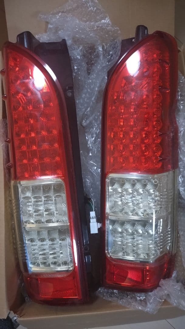 ハイエース LEDテールライト 2個セット 赤/クリア 楽天市場】フルLED スーパークリスタル テールランプ レッド クリア