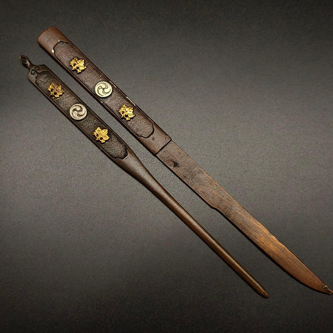 日本刀装具　小柄　笄　家紋の図　五三の桐　三巴の紋　銅地　絵金銀　刀剣美術 楽天市場】日本刀装具 刀鍔 五三の桐 菊紋 銀輪卍字の図 銀色 銅地