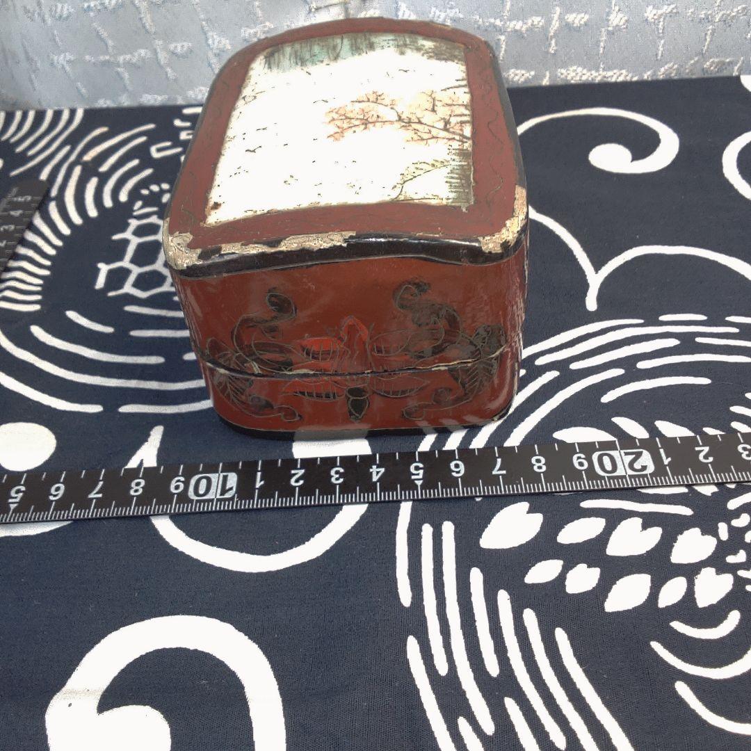 中国美術 骨董 赤い漆器 花柄 小箱イタミあります。