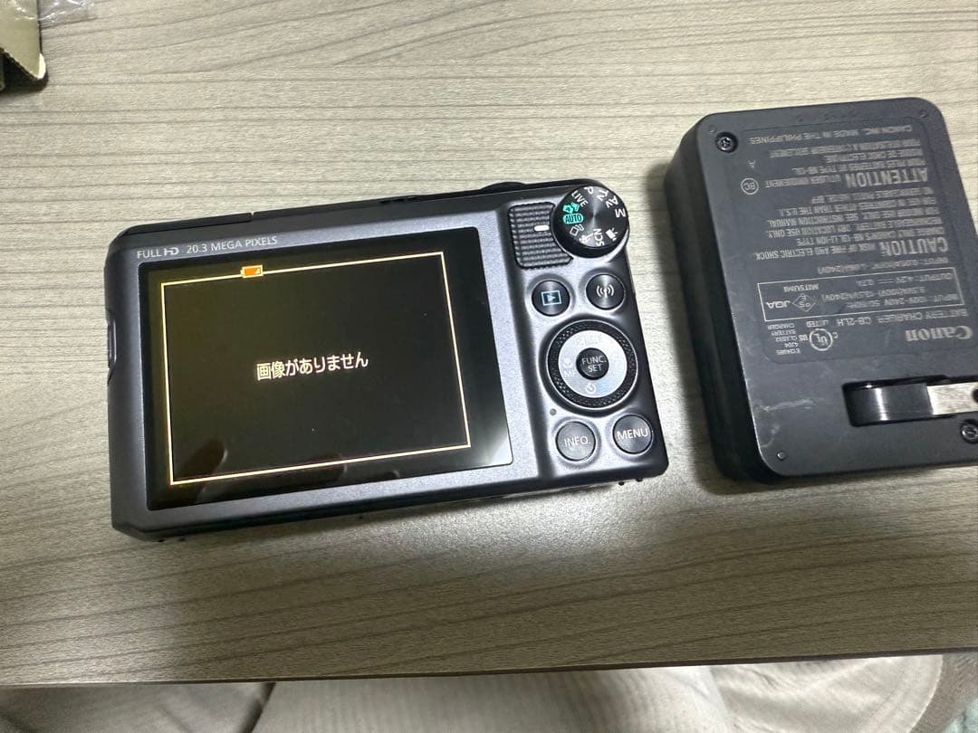 Canon PowerShot SX720 HS 本体と充電器