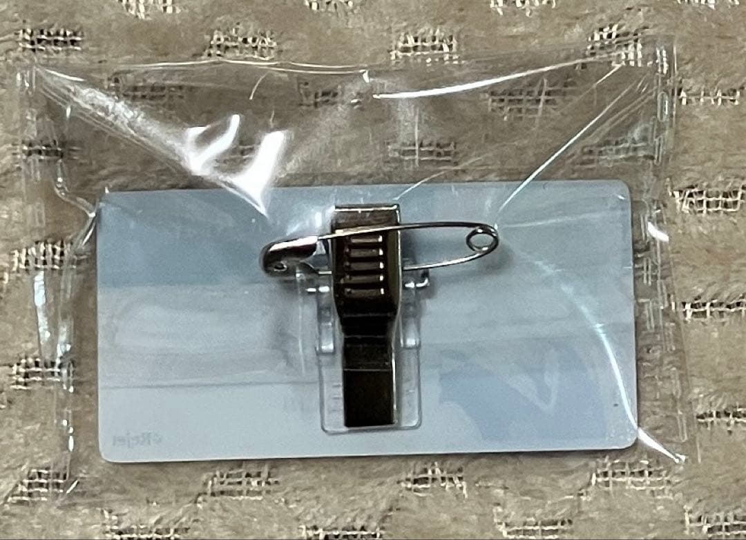 ディアヴォーカリスト 69'in 名札風アクリルバッジ モモチ - メルカリ