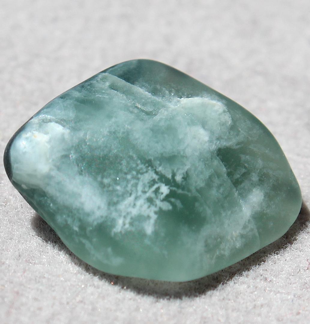 ［半透明の翡翠］糸魚川翡翠 原石 2.2g