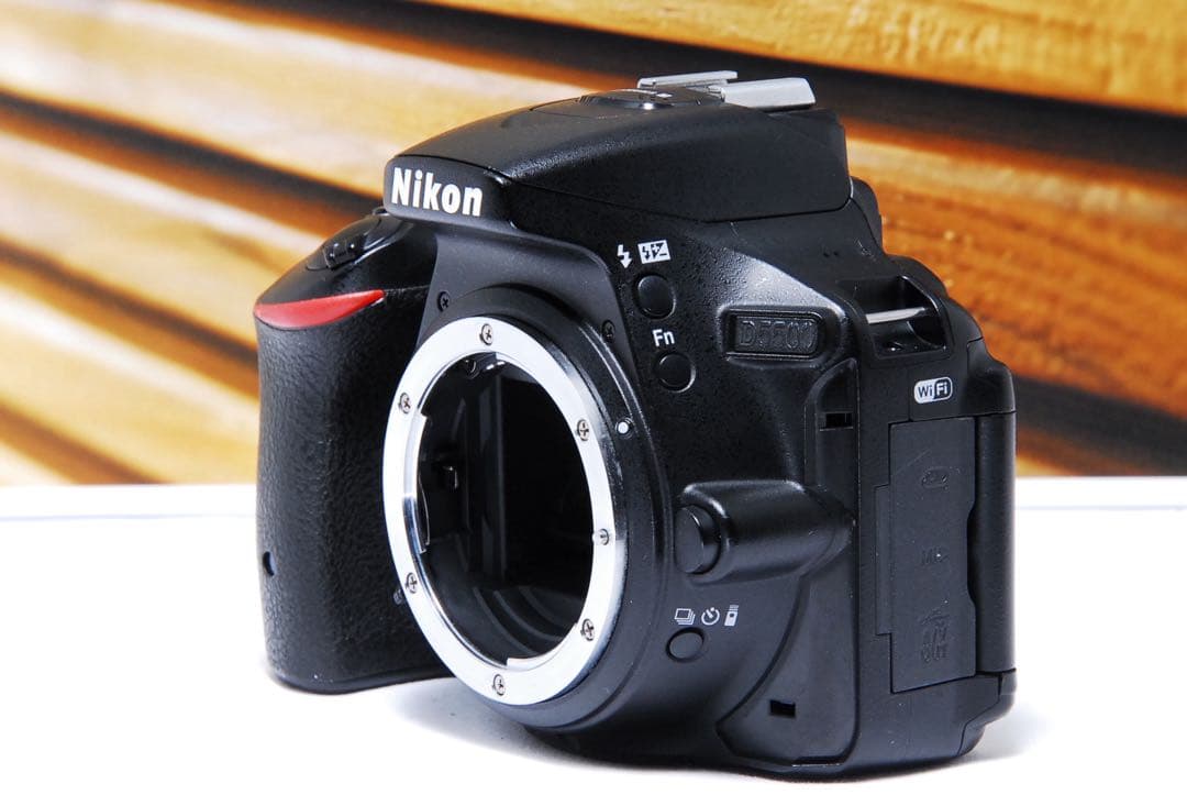 【人気機種】Nikon D5500 バリアングル液晶 タッチパネル Wi-Fi