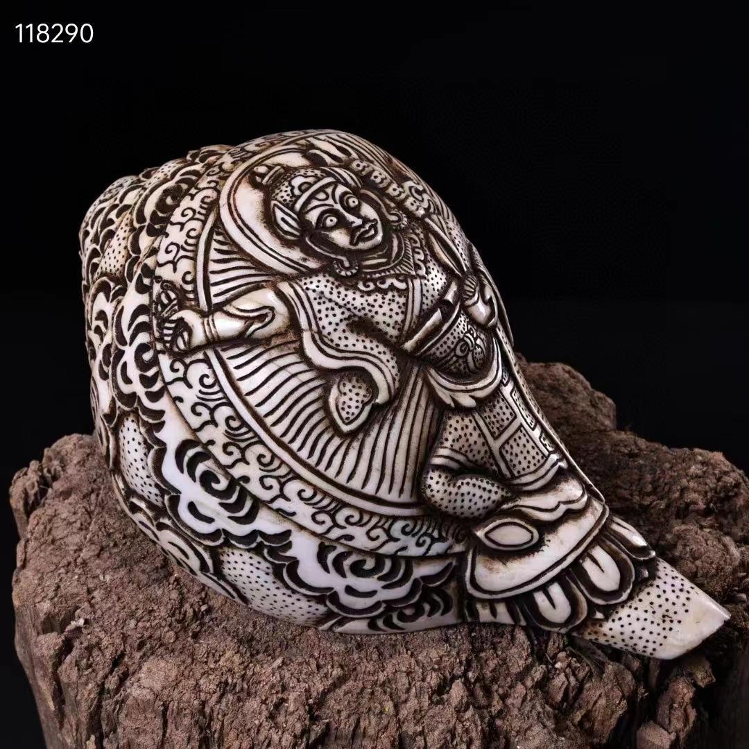 中国古美術・旧蔵蔵伝工芸 ・彫刻「蓮花生師匠」仏像・天然サザエ彫り