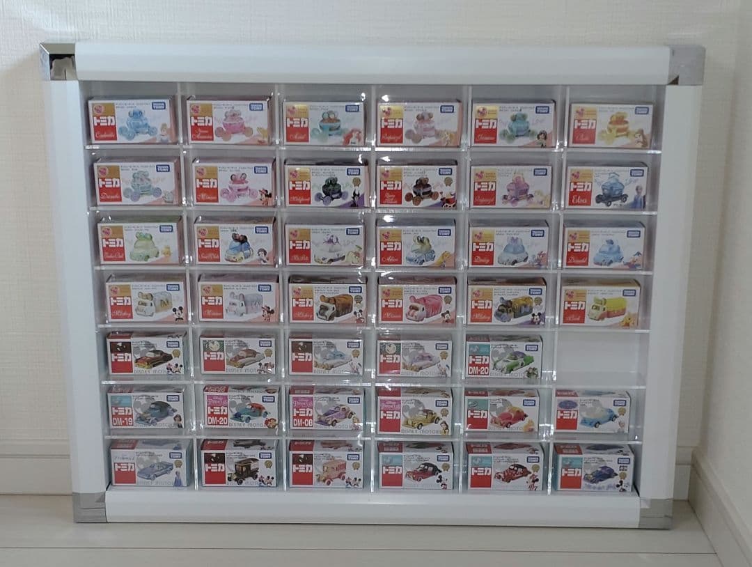 ディズニー　モータース　トミカ　41台セット　ディスプレイケース付き ディズニートミカ（DISNEY TOMICA）｜商品情報｜ディズニーのおもちゃ
