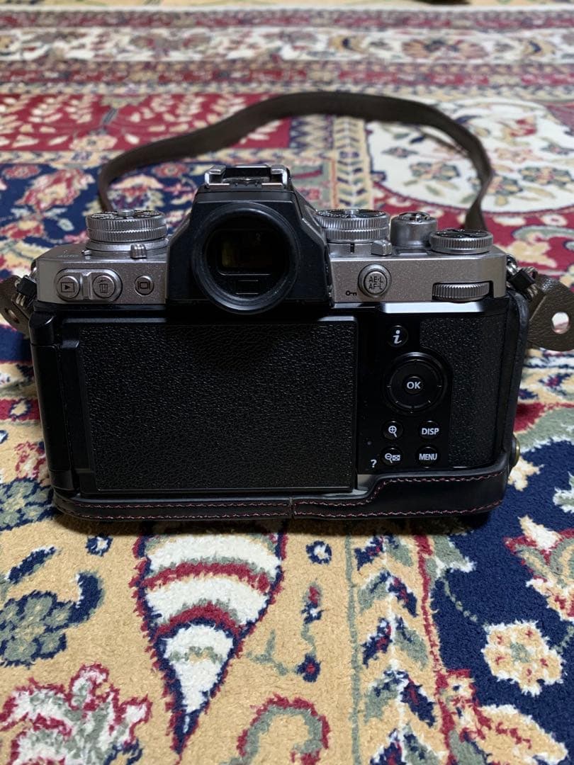 Nikon Zfc ミラーレス一眼カメラ 本体とバッテリー