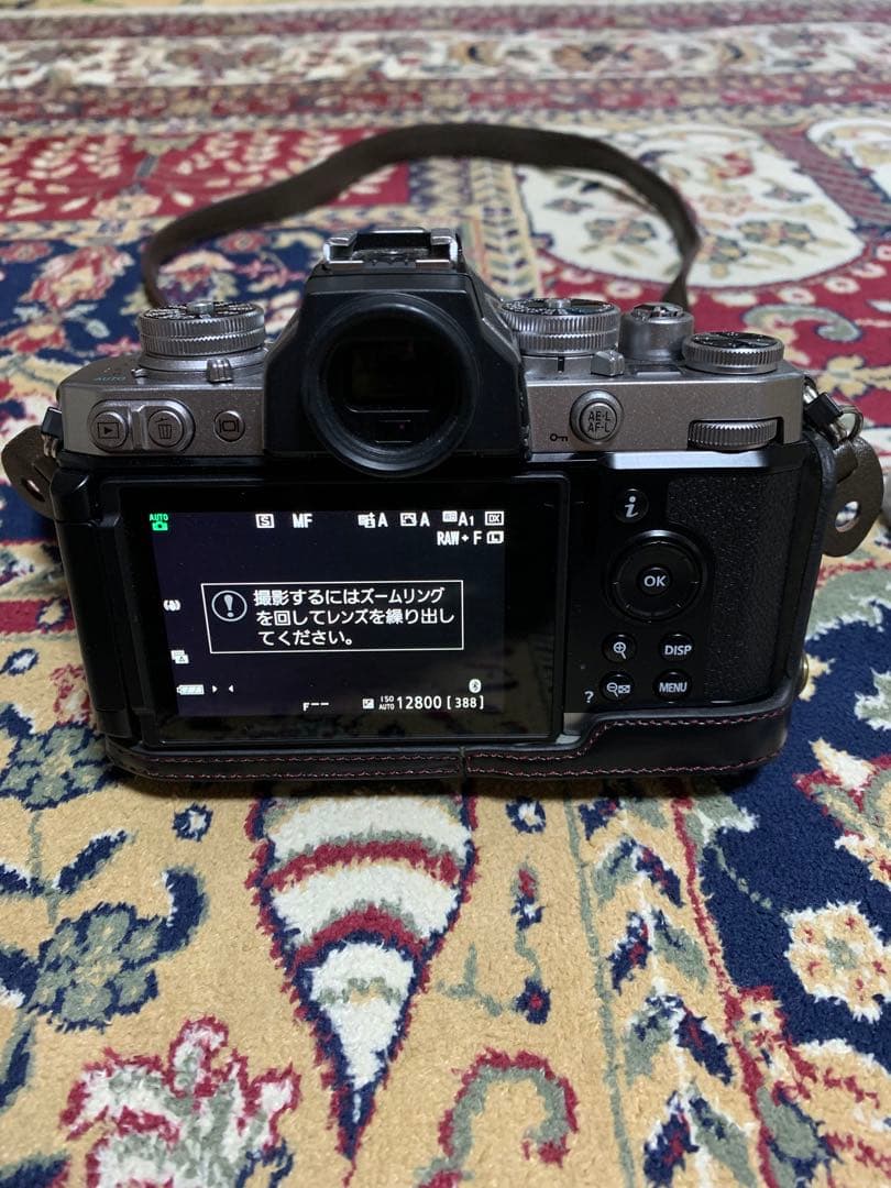 Nikon Zfc ミラーレス一眼カメラ 本体とバッテリー