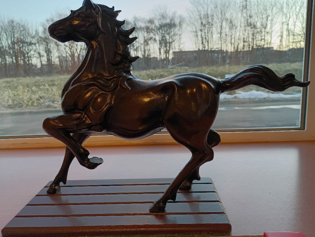 馬の金属彫刻 黒色 木製台座付き - メルカリ