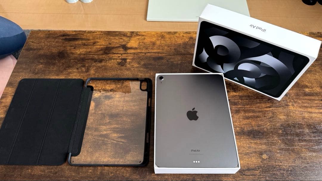 iPad Air 第5世代　Wi-Fi 256 GB カバー付き