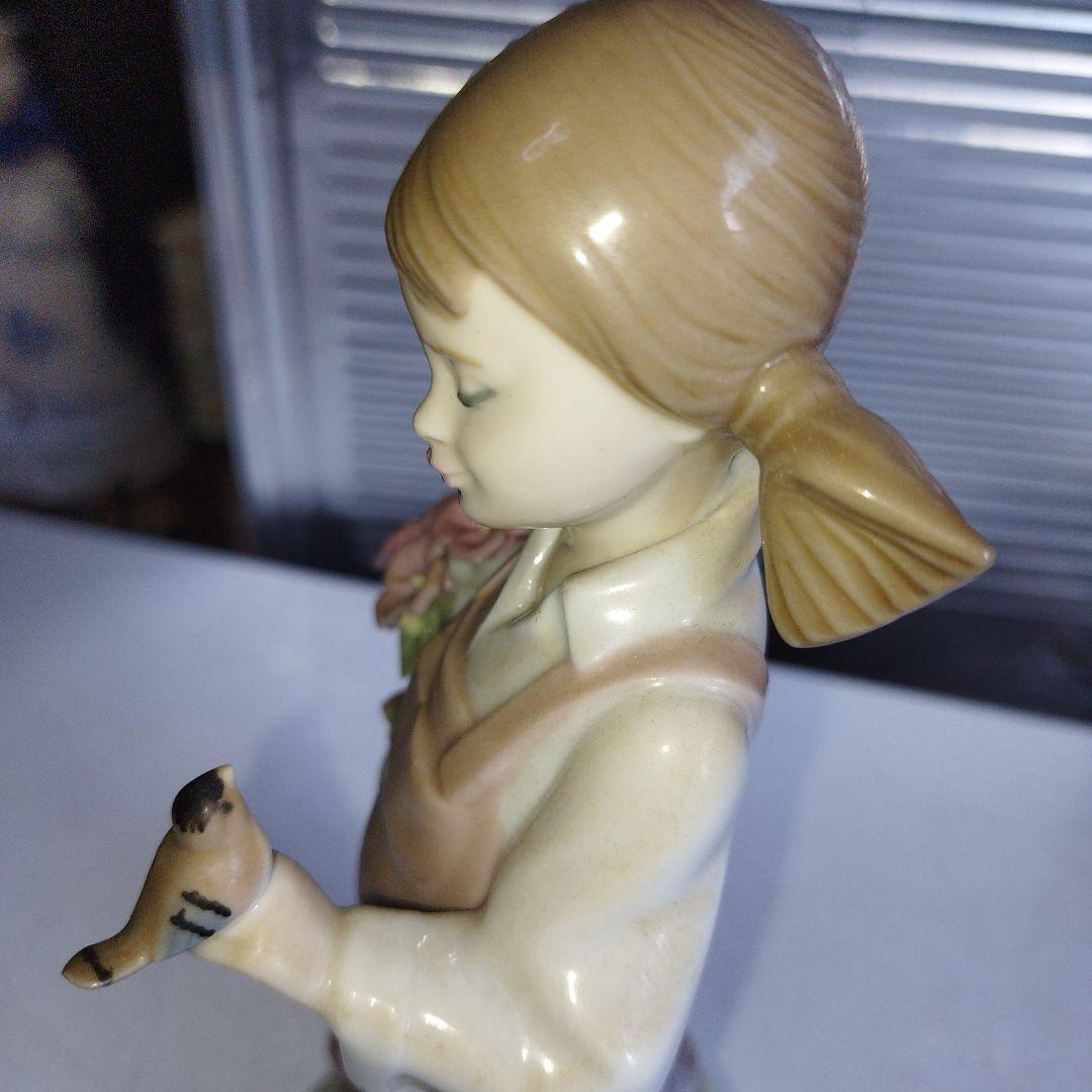 小鳥と話す少女。