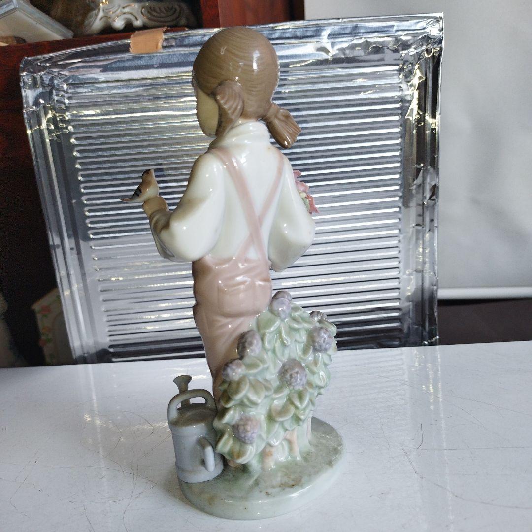 小鳥と話す少女。