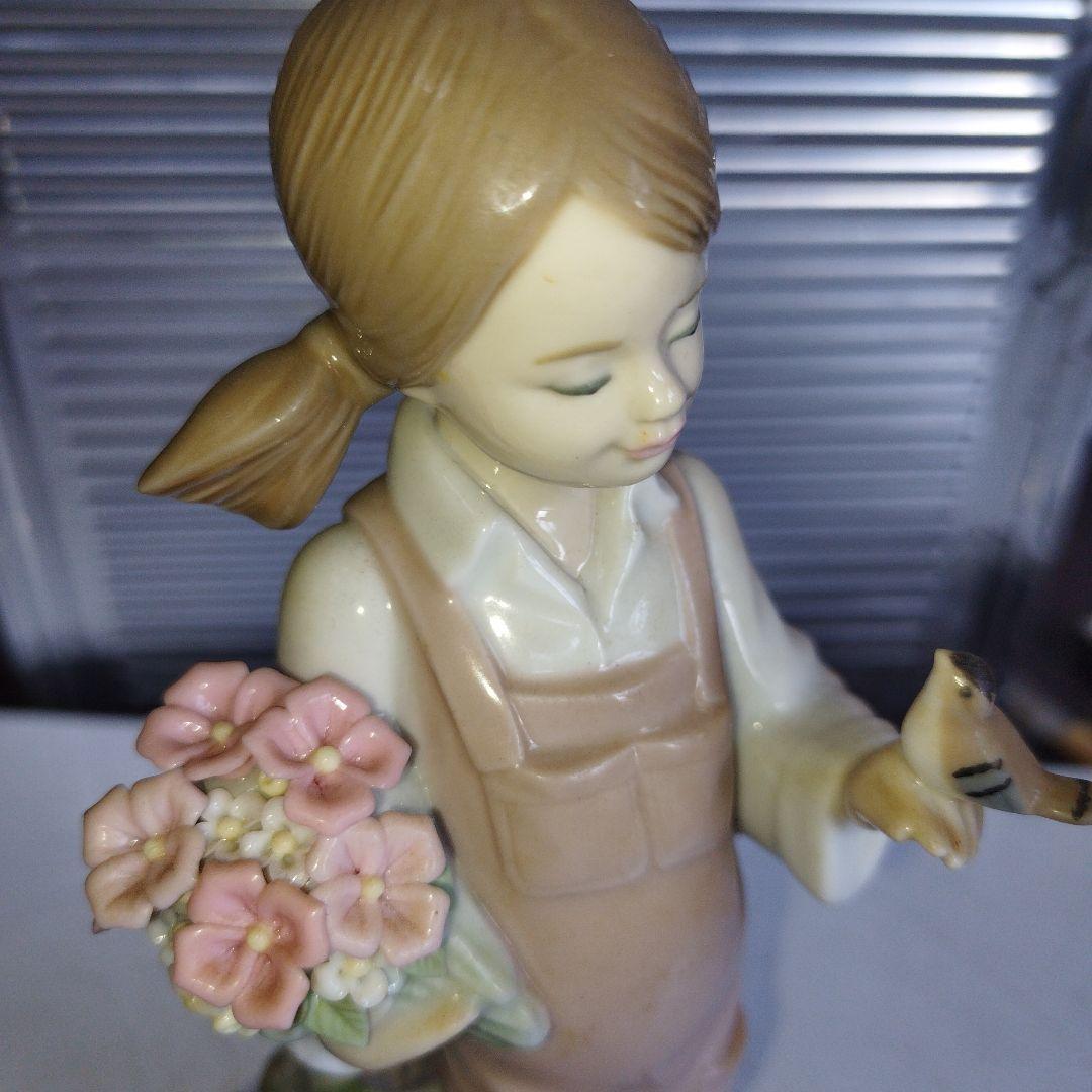 小鳥と話す少女。