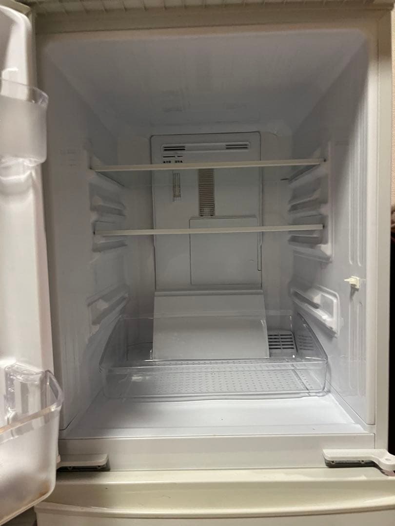 ホワイト冷蔵庫 冷蔵室3段 冷凍室付き　シャープ　一人暮らし