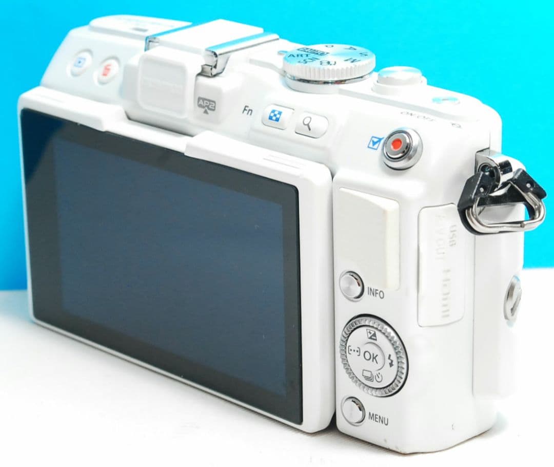 OLYMPUS E PL 6 ホワイト　ボディ　送料無料