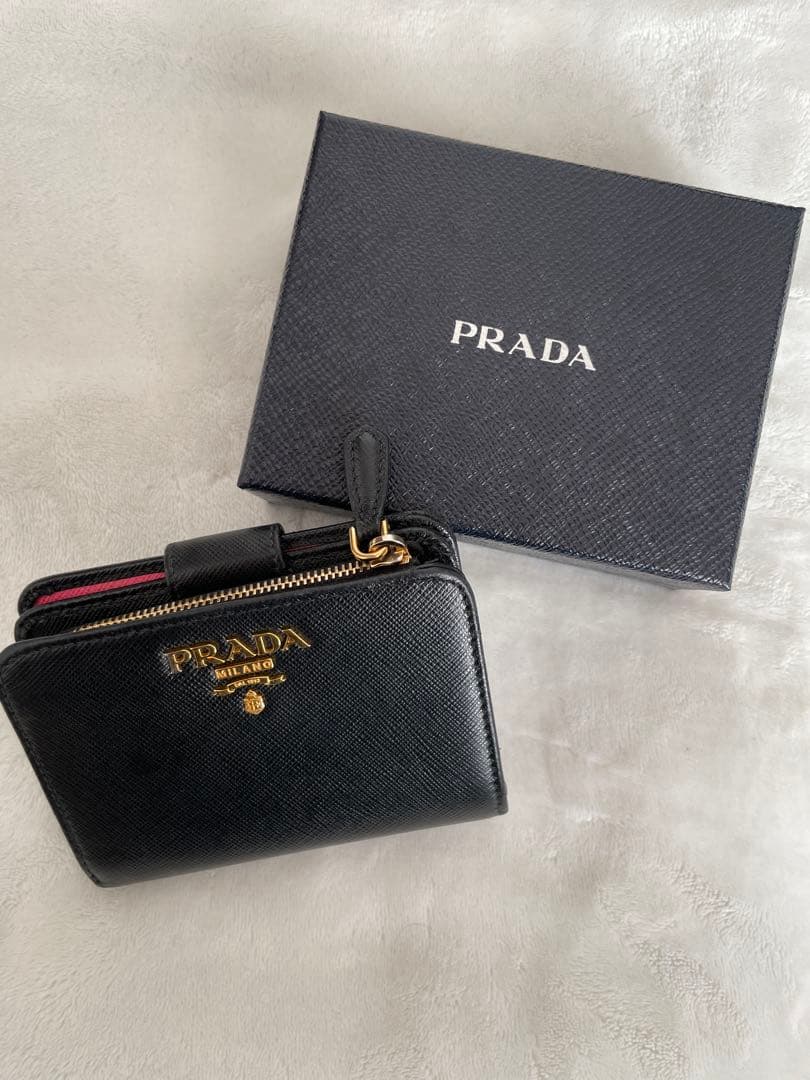 PRADA サフィアーノレザー 二つ折り財布 マルチ ピンク プラダのベストセラー！リピーター続出の定番の二つ折り財布に上品な