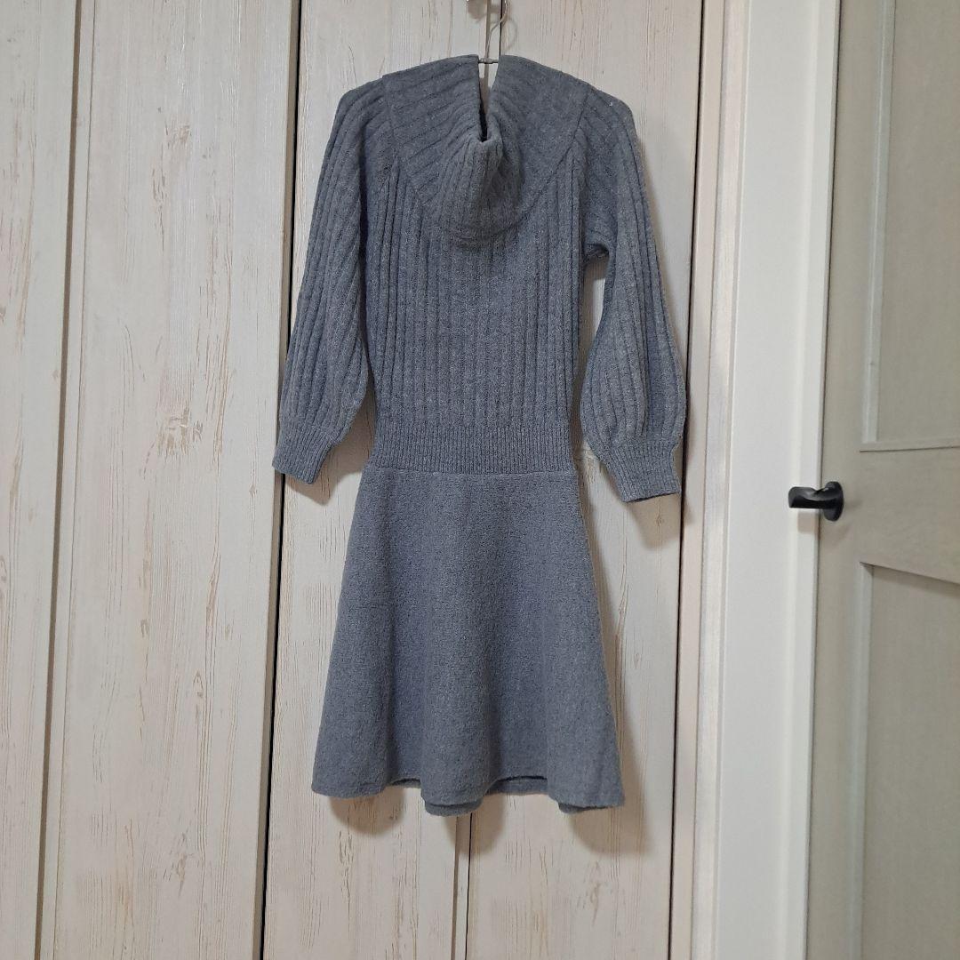 オフショルダー フード付き ニットワンピース グレー - メルカリ