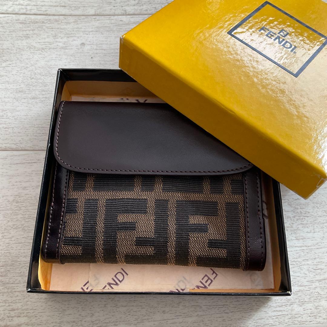 未使用 FENDI 二つ折りズッカ柄コンパクトウォレット ヴィンテージ ブラウン FENDI（フェンディ） 財布 レディース メンズ ブランド ズッカ 二