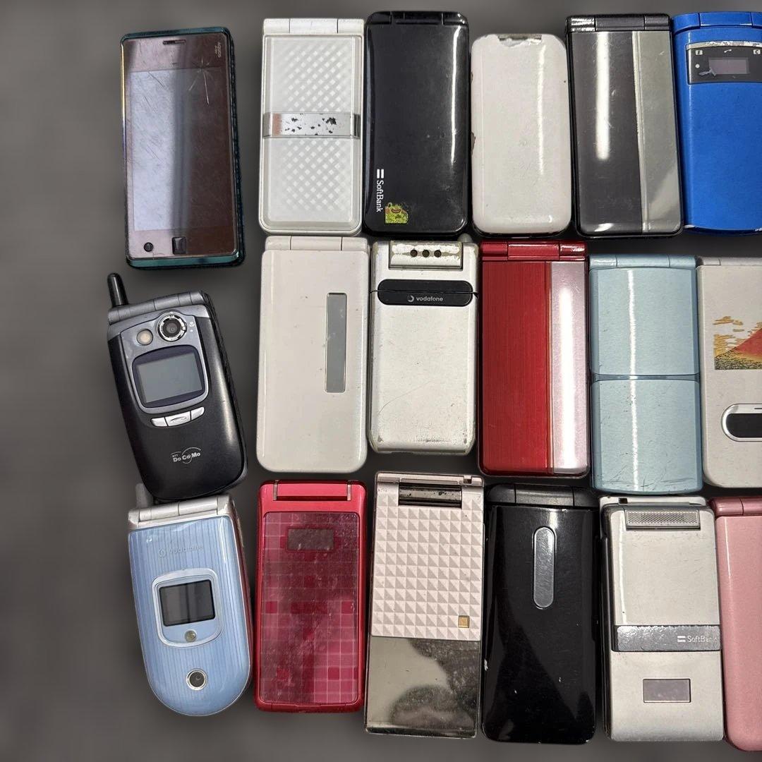 折りたたみ式携帯電話本体セット　25台以上　☺︎