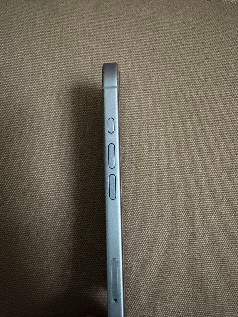 【美品】Apple iPhone 16 本体　ティール