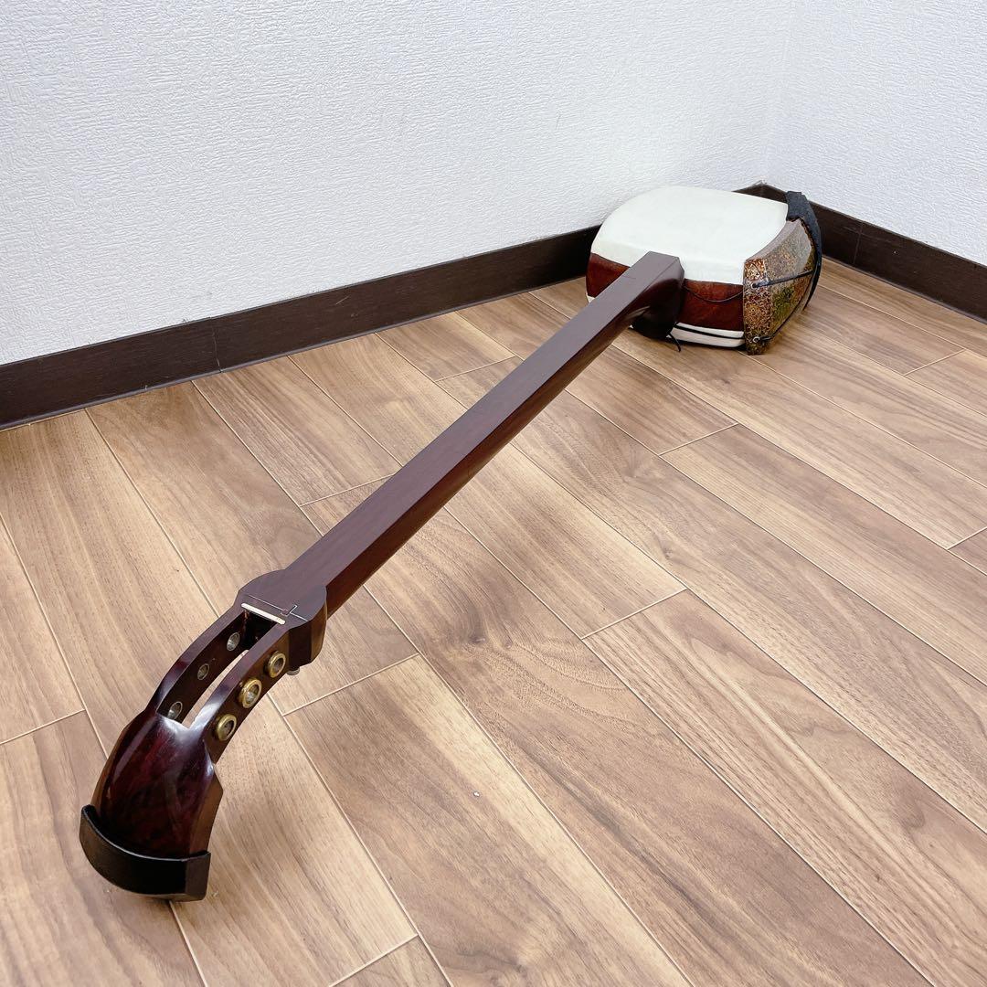 津軽三味線 太棹 段違い二本溝 東さわり トチ紅木 綾杉彫り - メルカリ