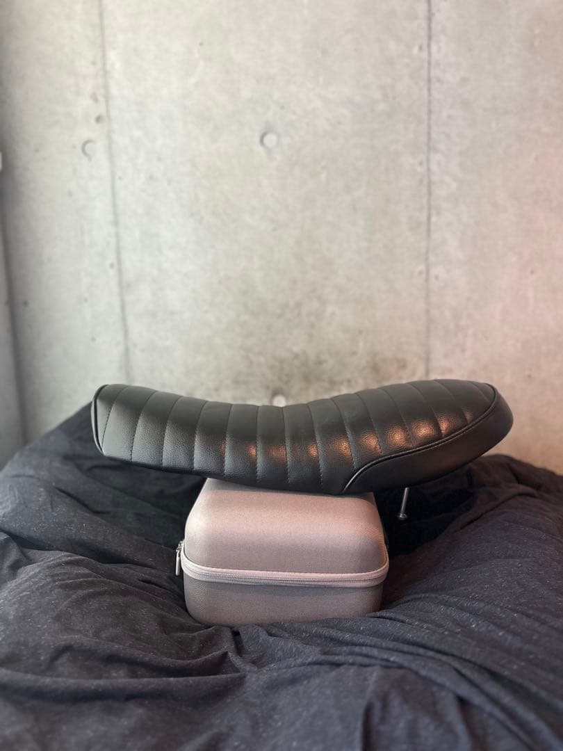 SR400/500 フラット　タックロールシート SR400/500 キャニオンシート ブラック/バーチカルロール | オートバイ