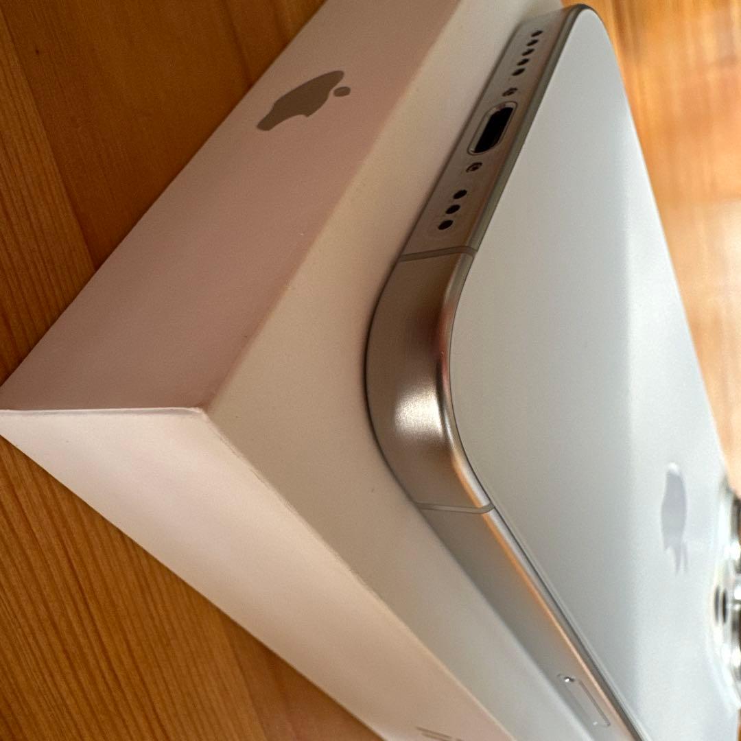 iPhone15Pro 本体　ホワイトチタニウム　美品