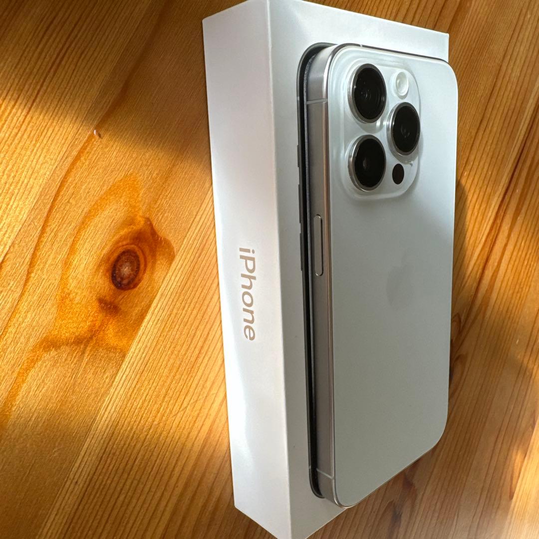 iPhone15Pro 本体　ホワイトチタニウム　美品