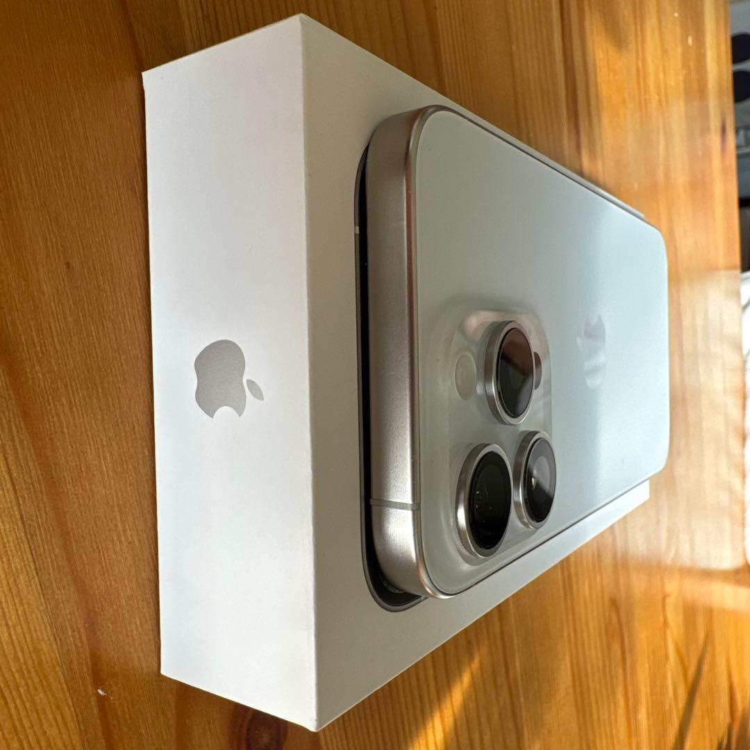 iPhone15Pro 本体　ホワイトチタニウム　美品