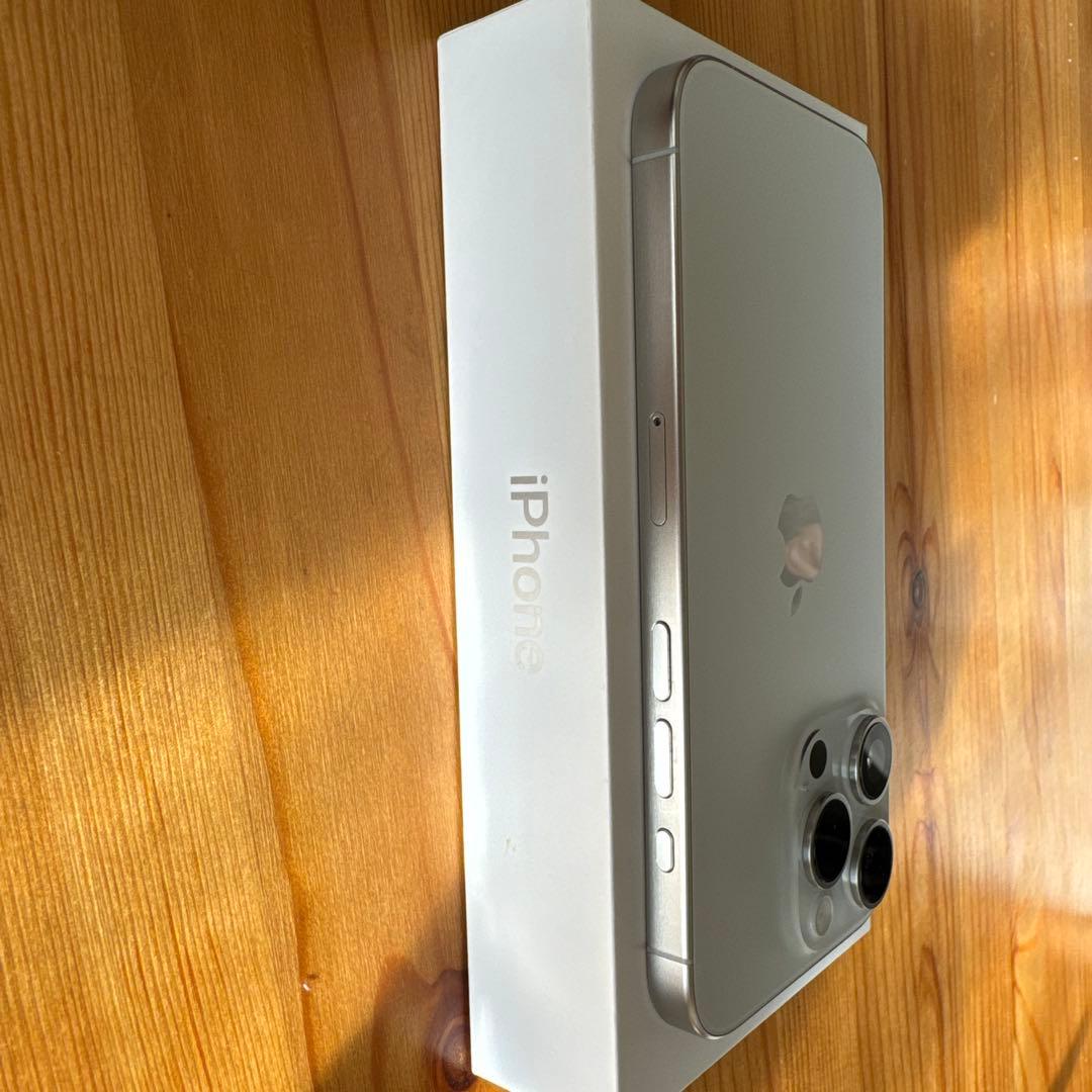 iPhone15Pro 本体　ホワイトチタニウム　美品