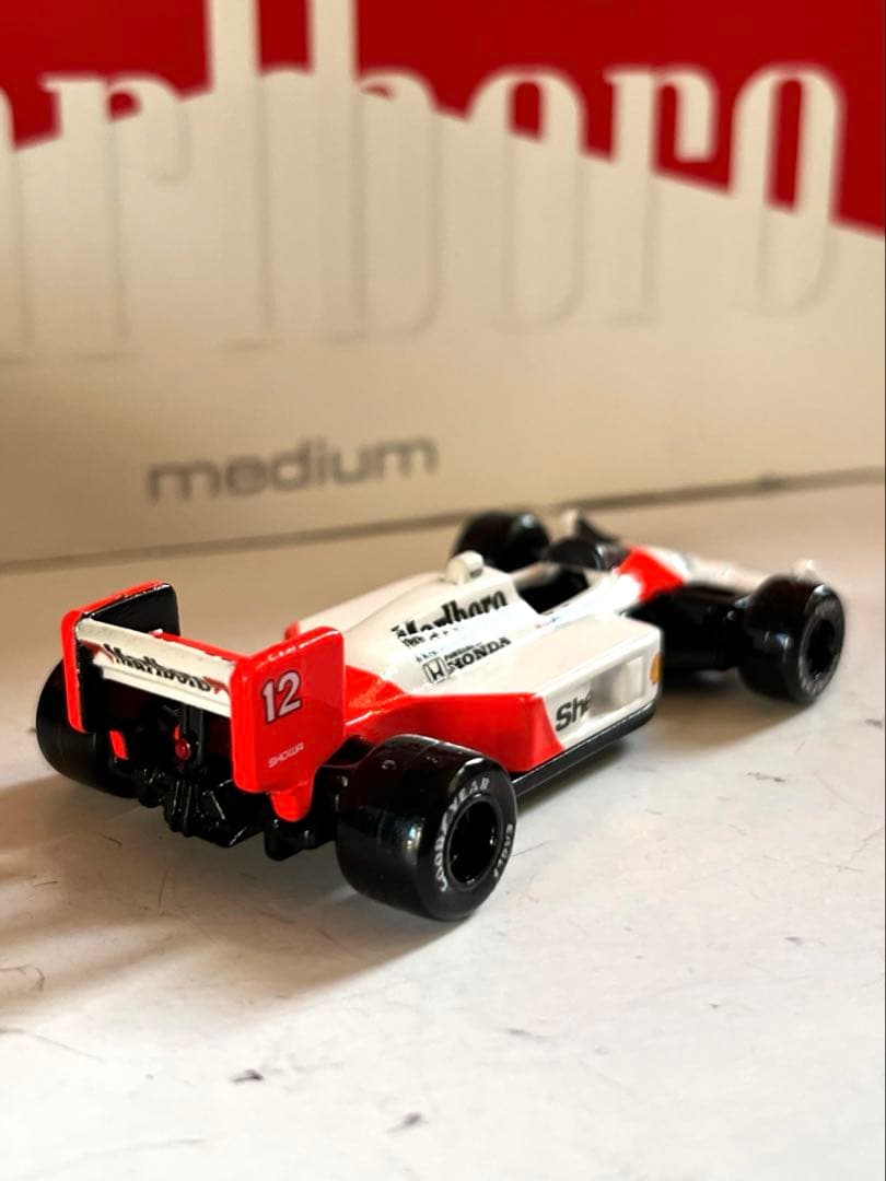 トミカレーシング マクラーレンMP4/4 No.12（セナ）マルボロ仕様