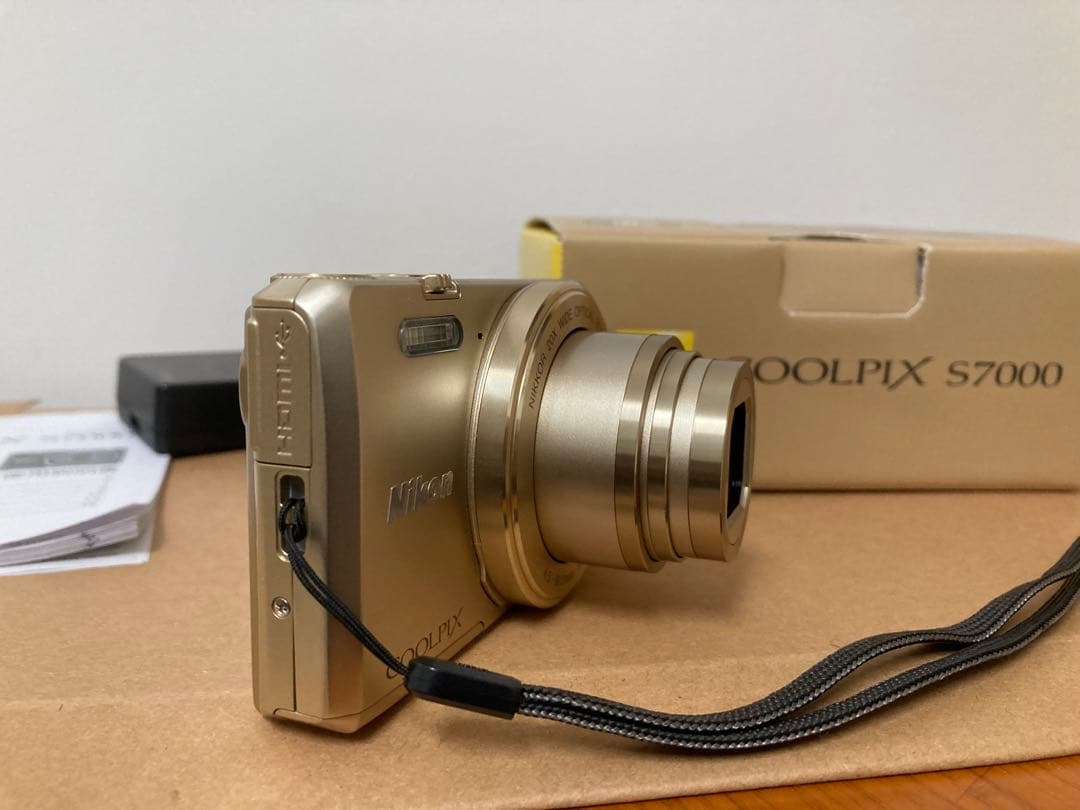 コンパクトデジタルカメラ　NIKON COOLPIX S7000 ゴールド
