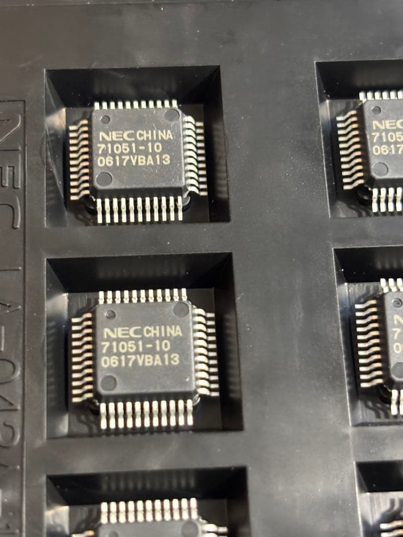30個。NEC ICチップ　UPD71051GB-10-3B4。未使用長期保管品