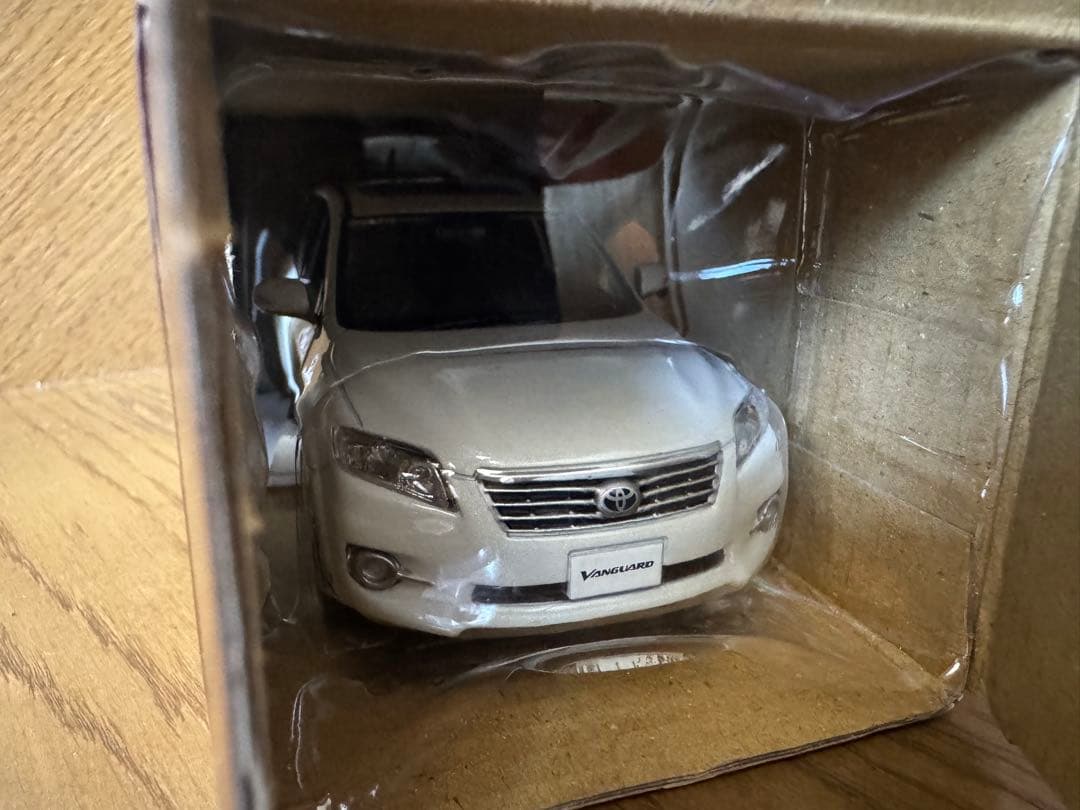 非売品】トヨタ ヴァンガード ホワイトパール(070)カラーサンプル 1/30