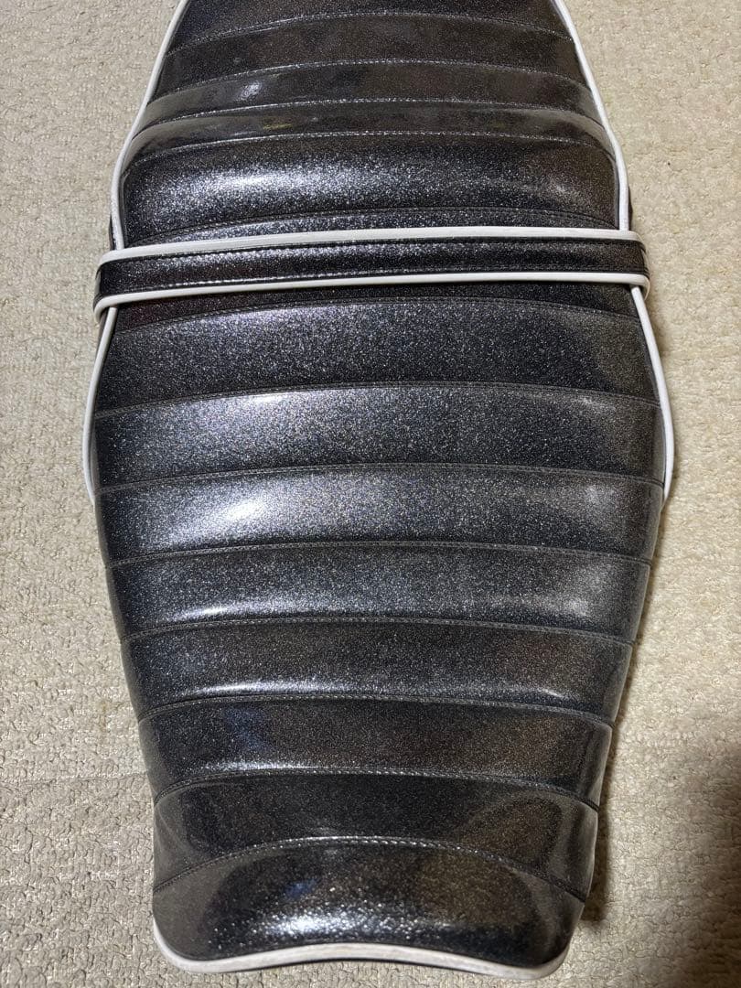 バリオス1型　タックロールシート　シルバーラメ バリオス1型 タックロール | カスタムシートのボブズシート | Bob