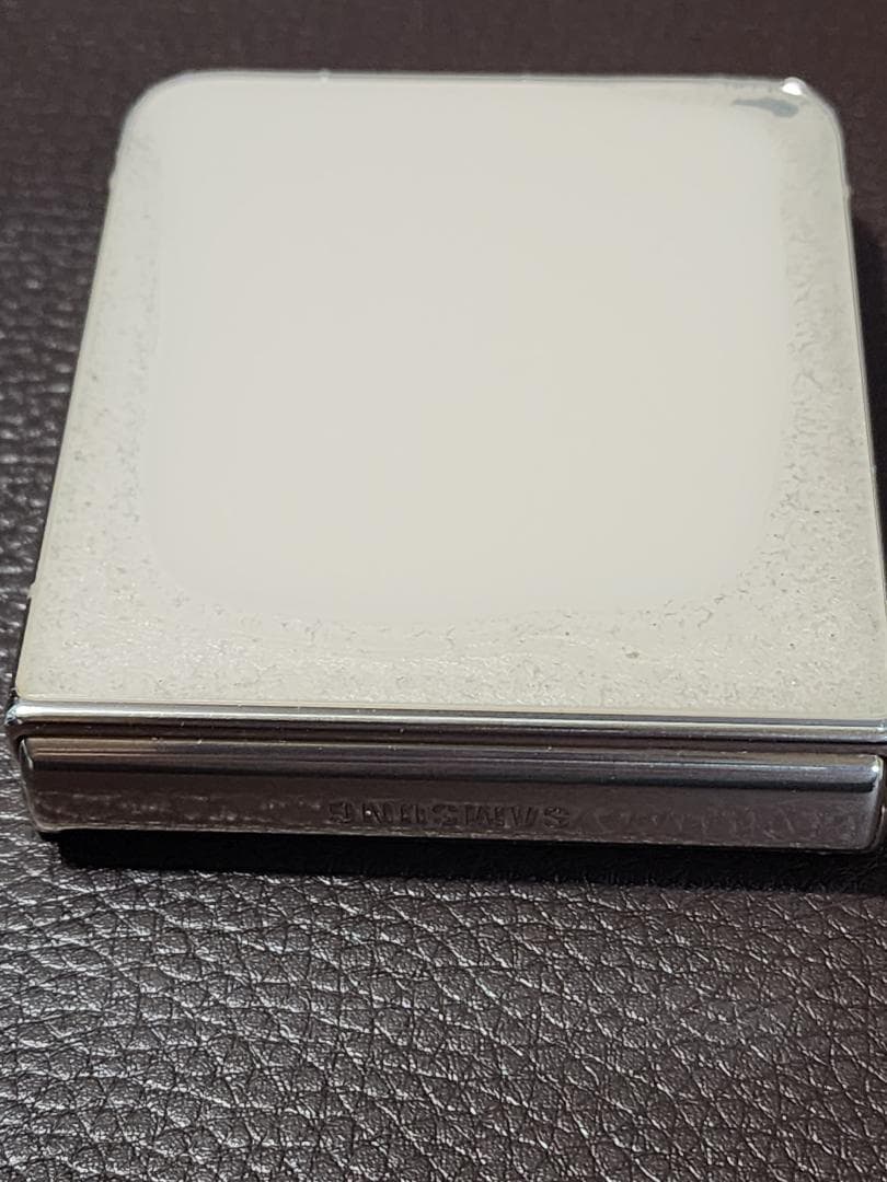 Galaxy Z Flip 4 SM-F7210 動作しますが外装ジャンク - メルカリ