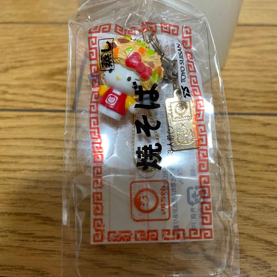 ハローキティ マルちゃん焼そばストラップ - メルカリ