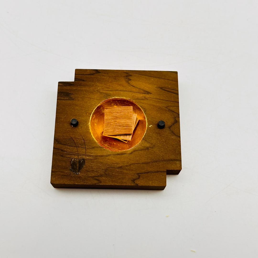 T 清水晃樹 神代杉 萩に虫絵 重色紙香合 内丸金箔 共箱 黄