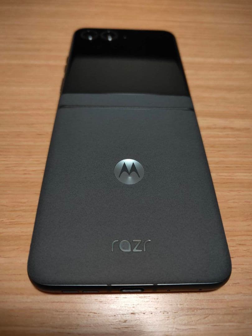 motorola razr 50s　折りたたみ式スマートフォン 本体